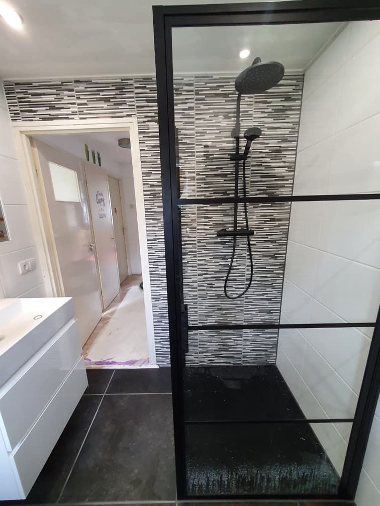 Luxe badkamer na renovatie met strakke afwerking